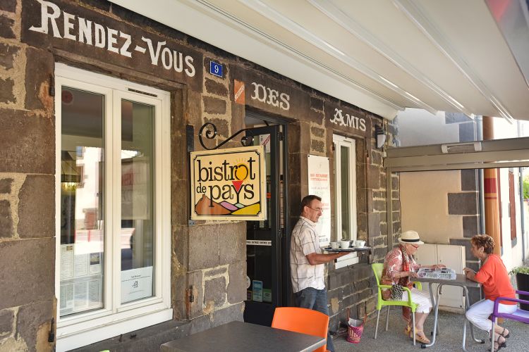En attendant Louise accepte la monnaie locale